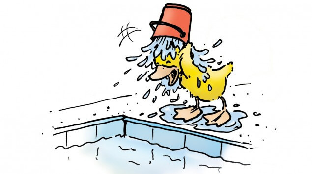 Gehe nur zum Baden, wenn du dich wohl fühlst. Kühle dich ab und dusche, bevor du ins Wasser gehst.