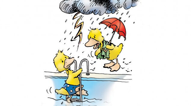 Bei Gewitter ist Baden lebensgefährlich. Verlasse das Wasser sofort und suche ein festes Gebäude auf.