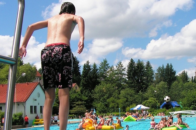 Nimm Rücksicht auf andere, besonders auf Kinder und ältere Menschen. Tauche andere nicht unter und stoße nicht andere beim Spielen ins Wasser.
