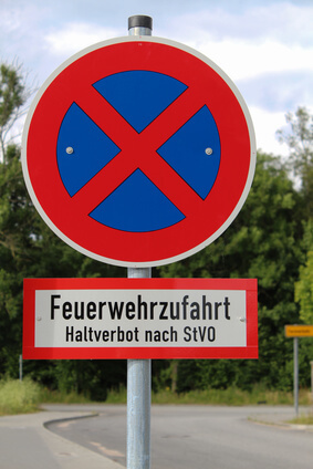 Hinweisschild für den Brandschutz Feuerwehrzufahrt Haltverbot nach StVO