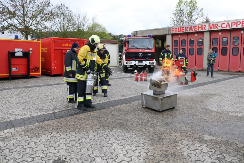 Feuerlöschertraining mit einem Wasserlöscher